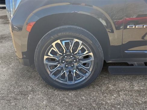 Used 2023 GMC Yukon XL Denali Ultimate image 9