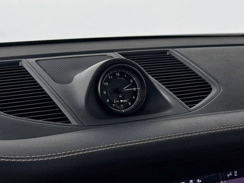 Certified 2024 Porsche Macan AWD/4WD image 21