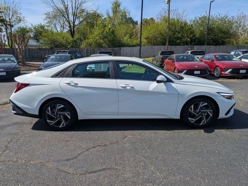 Certified 2025 Hyundai Elantra Limited FWD image 3