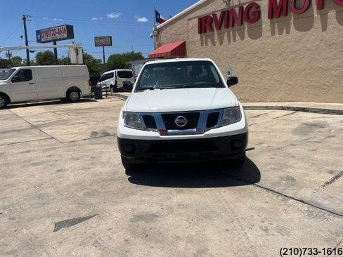 Used 2018 Nissan Frontier SV image 2