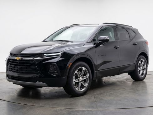 Used 2025 Chevrolet Blazer LT FWD image 3