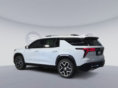 New 2026 Chevrolet Traverse High Country w/ LPO, Floor Liner Package FWD image 8