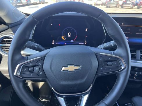 Used 2025 Chevrolet Trax LT w/ LT Convenience Package FWD image 15