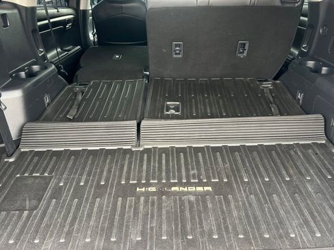 Used 2020 Toyota Highlander XLE image 13