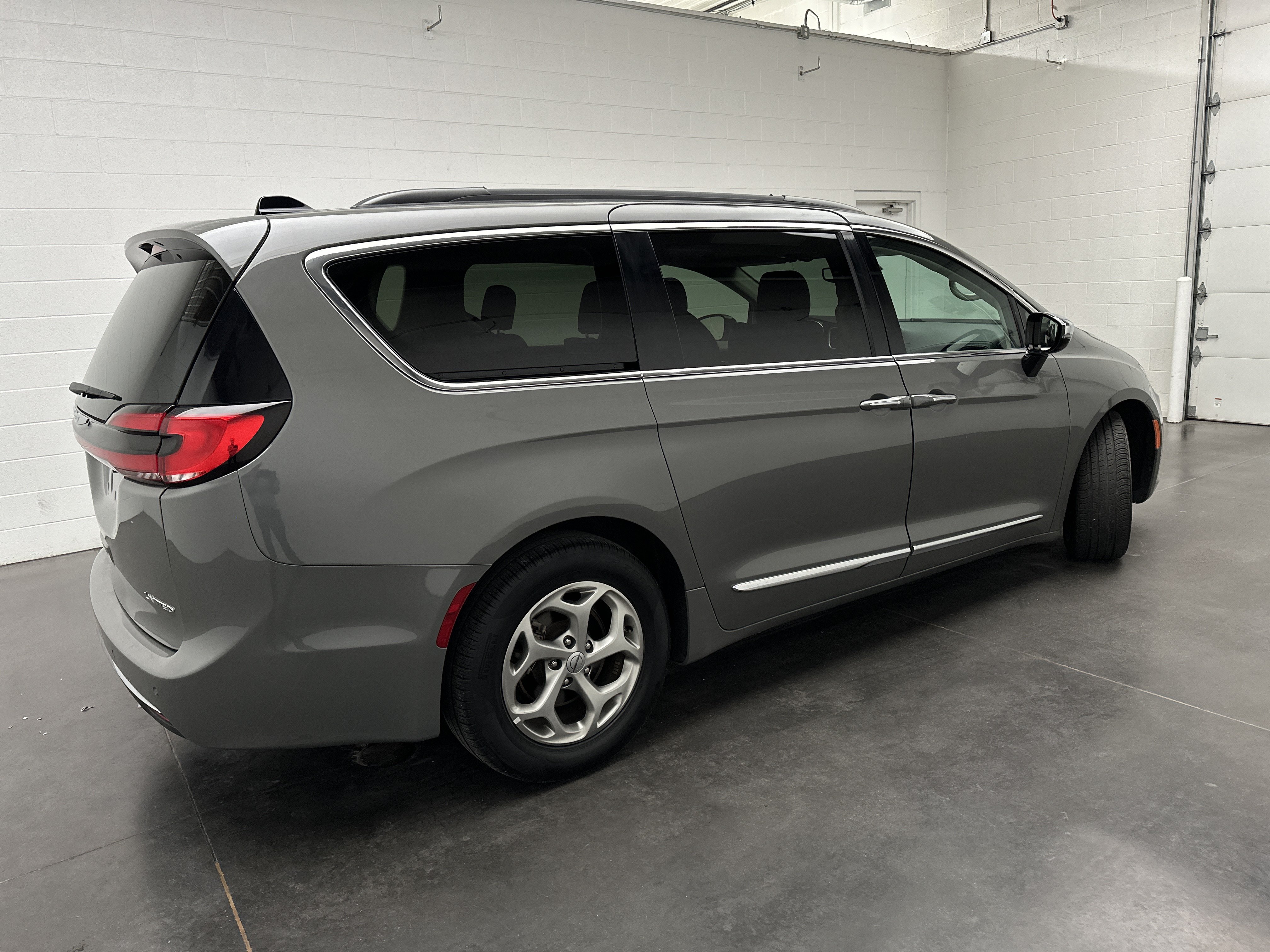 Used 2023 Chrysler Pacifica Limited FWD image 9