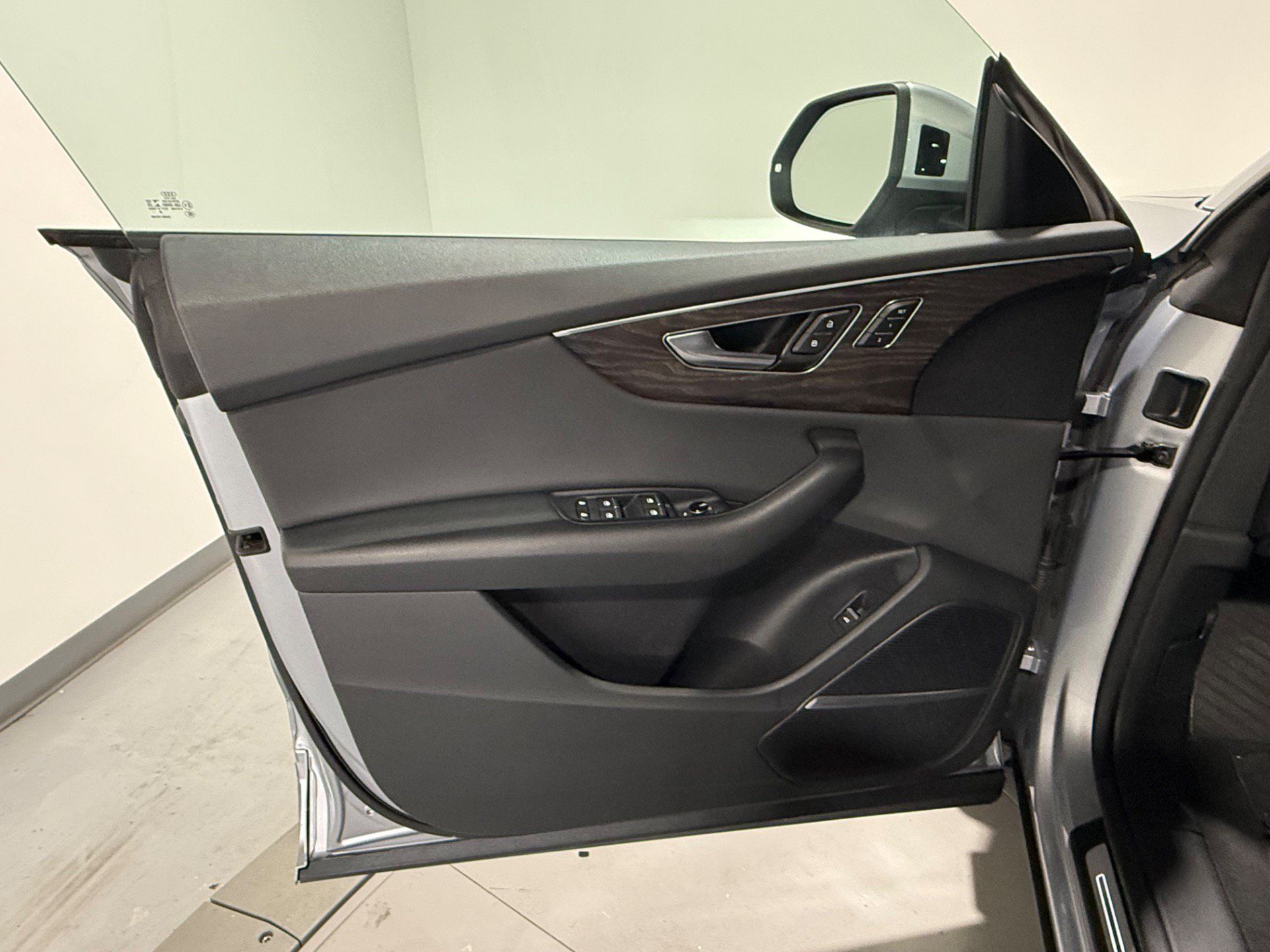 Used 2019 Audi Q8 Premium Plus w/ Premium Plus AWD/4WD image 15