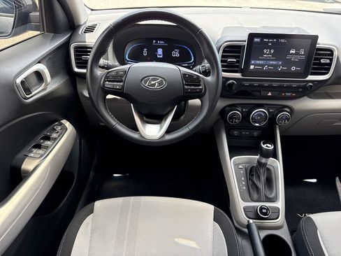 Used 2024 Hyundai Venue SEL FWD image 12