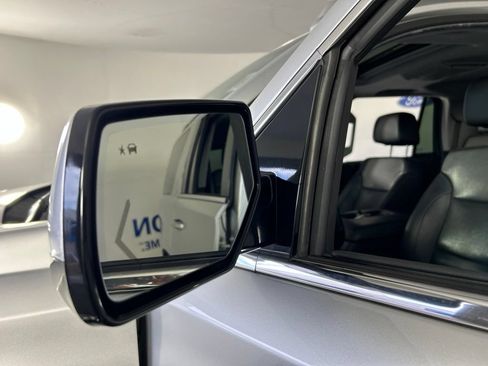 Used 2018 GMC Yukon SLT w/ Premium Edition AWD/4WD image 12