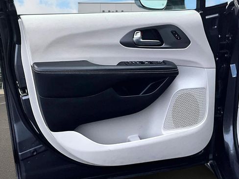 Used 2022 Chrysler Pacifica Touring-L image 28