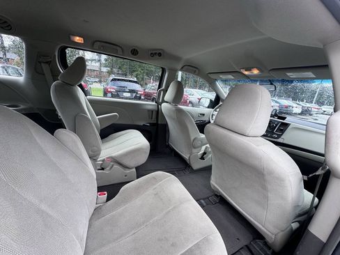 Used 2011 Toyota Sienna w/ Towing Pkg FWD image 17