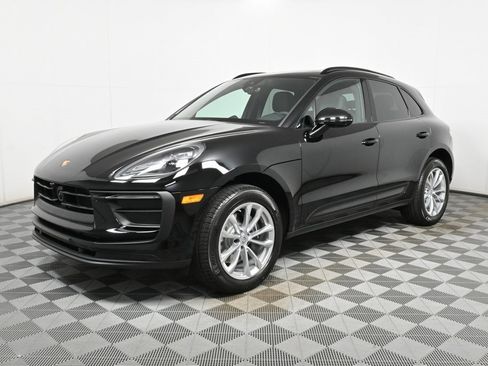 Certified 2025 Porsche Macan image 1