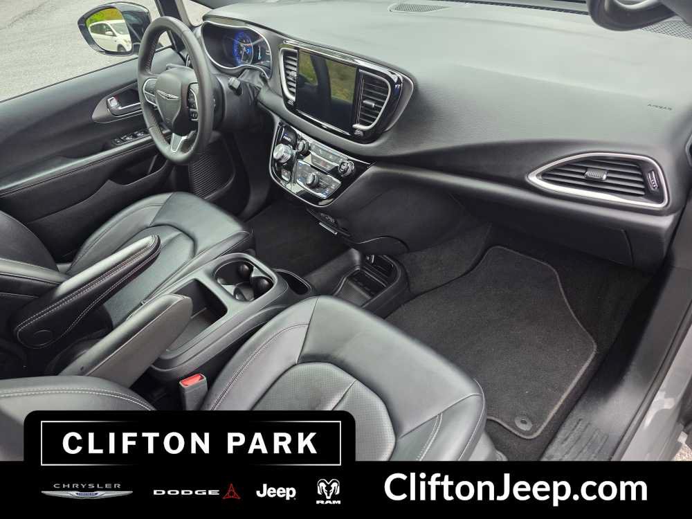 Certified 2025 Chrysler Pacifica Select FWD image 16