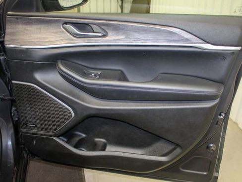 Used 2022 Jeep Grand Cherokee L Limited w/ Trailer Tow Group (B) image 12