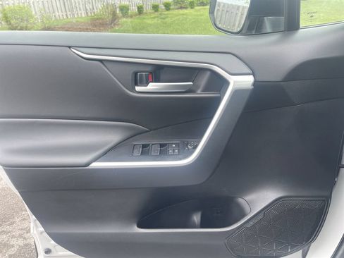 Used 2025 Toyota RAV4 XLE FWD image 32