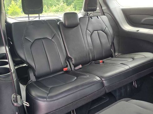 Used 2025 Chrysler Pacifica Select FWD image 12