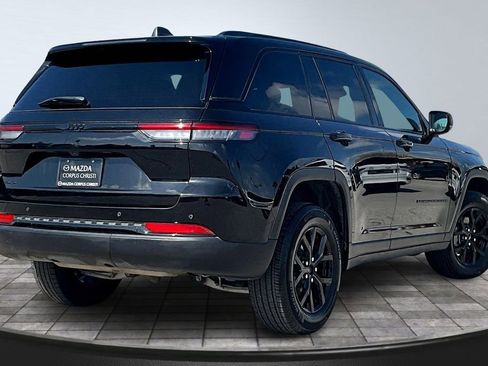 Used 2025 Jeep Grand Cherokee Altitude image 7