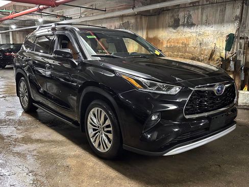 Used 2025 Toyota Highlander Platinum AWD/4WD image 5