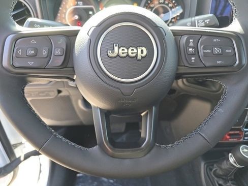 Used 2025 Jeep Gladiator Rubicon AWD/4WD image 36