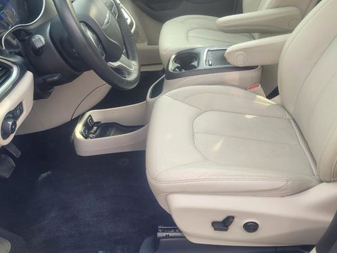 Used 2021 Chrysler Pacifica Touring-L w/ Uconnect Theater Family Group FWD image 14