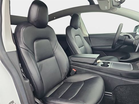 Used 2021 Tesla Model Y Long Range image 11