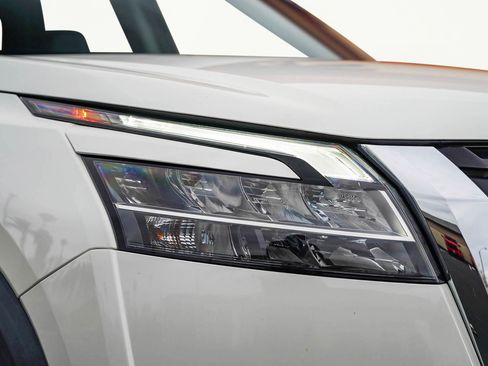 Used 2023 Nissan Pathfinder SL w/ Lighting Package (N92) image 2