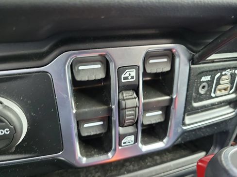 Used 2024 Jeep Wrangler Unlimited Sahara AWD/4WD image 28