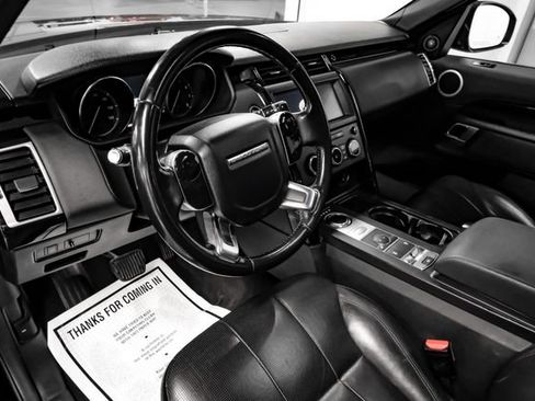 Used 2019 Land Rover Discovery SE image 3