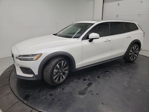 Used 2021 Volvo V60 T5 Cross Country AWD/4WD image 2
