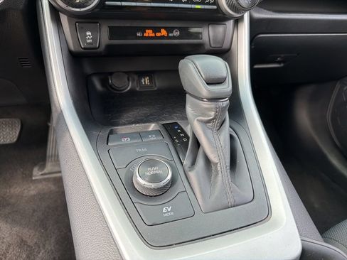 Used 2025 Toyota RAV4 XLE AWD/4WD image 18
