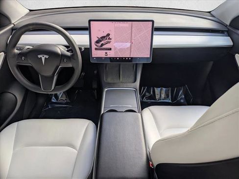 Used 2021 Tesla Model Y Long Range image 17