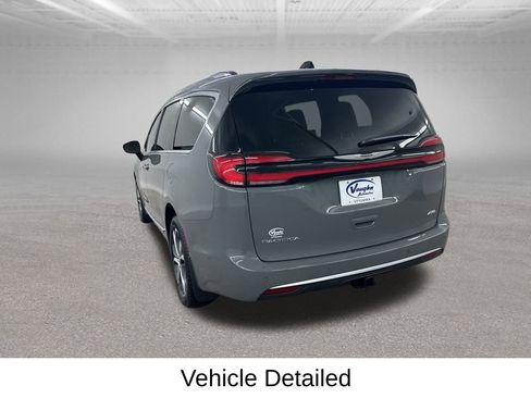 Used 2023 Chrysler Pacifica Pinnacle w/ Trailer Tow Group image 10
