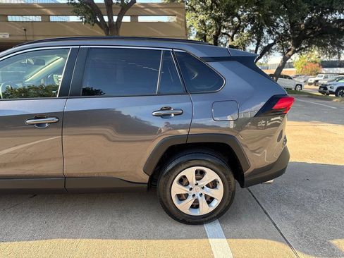Used 2019 Toyota RAV4 LE FWD image 5