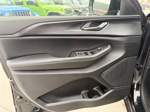 New 2025 Jeep Grand Cherokee Altitude image 13