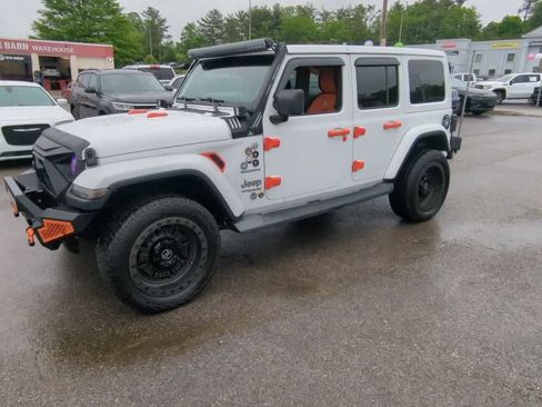 Used 2019 Jeep Wrangler Unlimited Sahara w/ Cold Weather Group AWD/4WD image 4