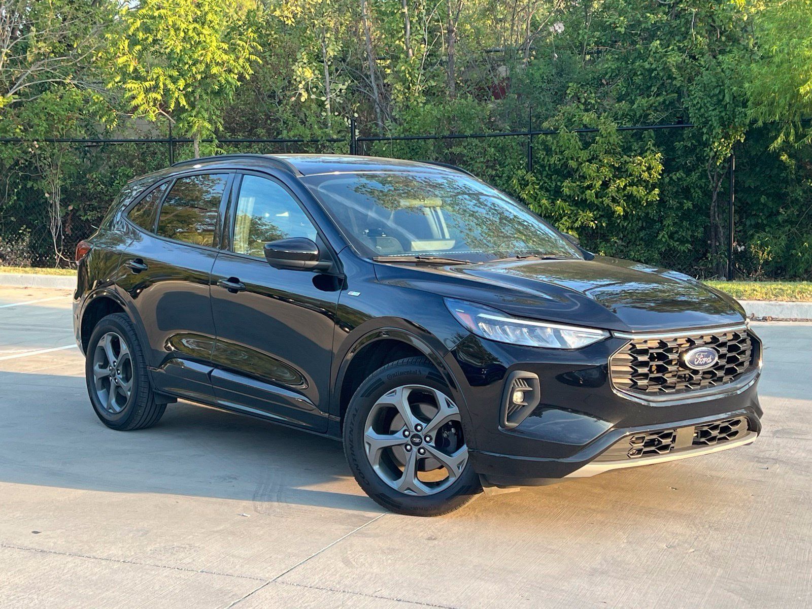Used 2023 Ford Escape ST-Line Select w/ Tech Pack #2 AWD/4WD image 1