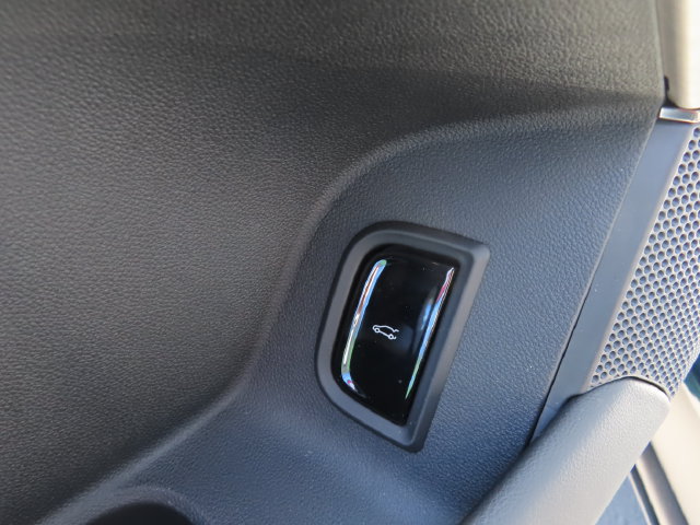 Certified 2026 Cadillac Lyriq Premium Luxury w/ LPO, Floor Liner Package AWD/4WD image 11