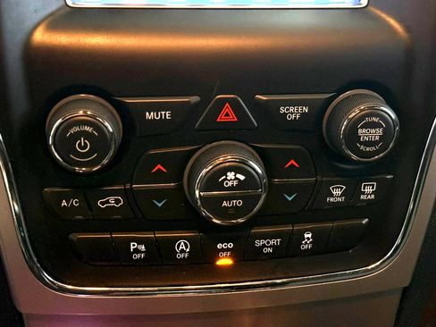 Used 2019 Jeep Grand Cherokee Laredo image 30