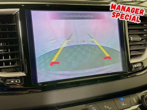 Used 2023 Chrysler Pacifica Touring-L FWD image 16