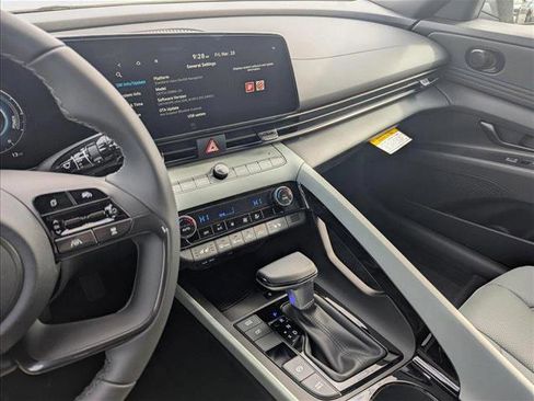 New 2025 Hyundai Elantra Limited image 16