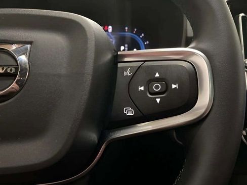 Used 2025 Volvo XC40 B5 Plus image 30