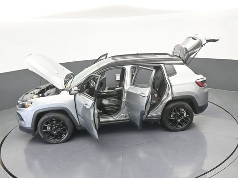 Used 2022 Jeep Compass Latitude FWD image 60