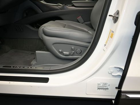 Used 2020 Lincoln Nautilus Reserve w/ Equipment Group 201A image 23