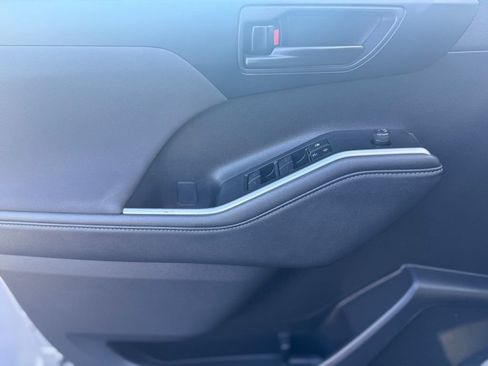 Used 2024 Toyota Highlander LE image 15