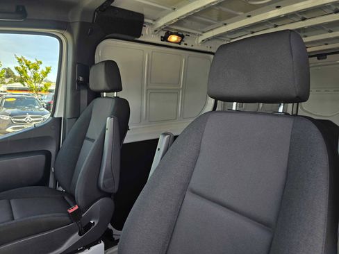 Used 2025 Mercedes-Benz Sprinter 2500 image 21