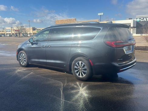 Used 2021 Chrysler Pacifica Touring-L FWD image 3