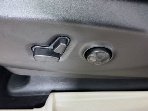 Used 2023 Chrysler Pacifica Touring-L FWD image 22