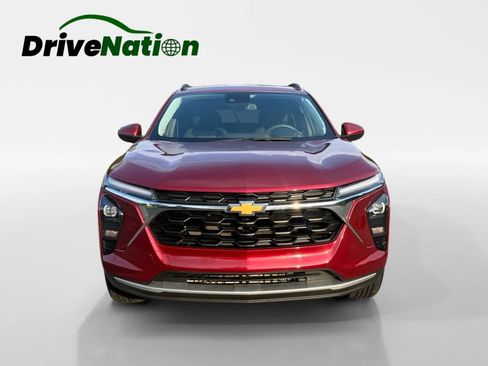 Used 2025 Chevrolet Trax LT FWD image 2