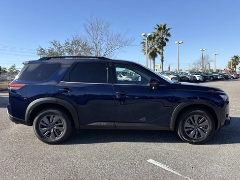Used 2024 Nissan Pathfinder SV image 2