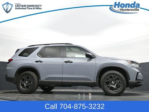 Used 2025 Honda Pilot TrailSport image 33
