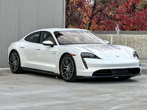 Used 2022 Porsche Taycan image 10